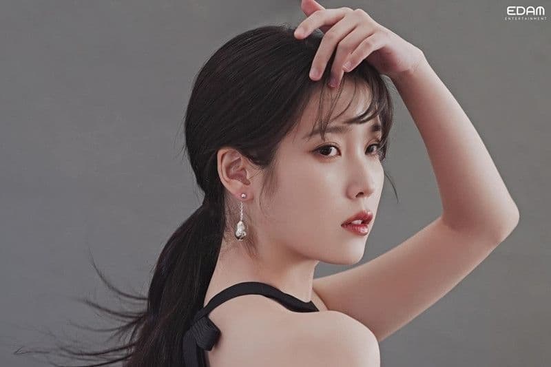 IU với nụ cười nhẹ nhàng, thể hiện vẻ đẹp không tuổi và sự nghiệp thành công rực rỡ.