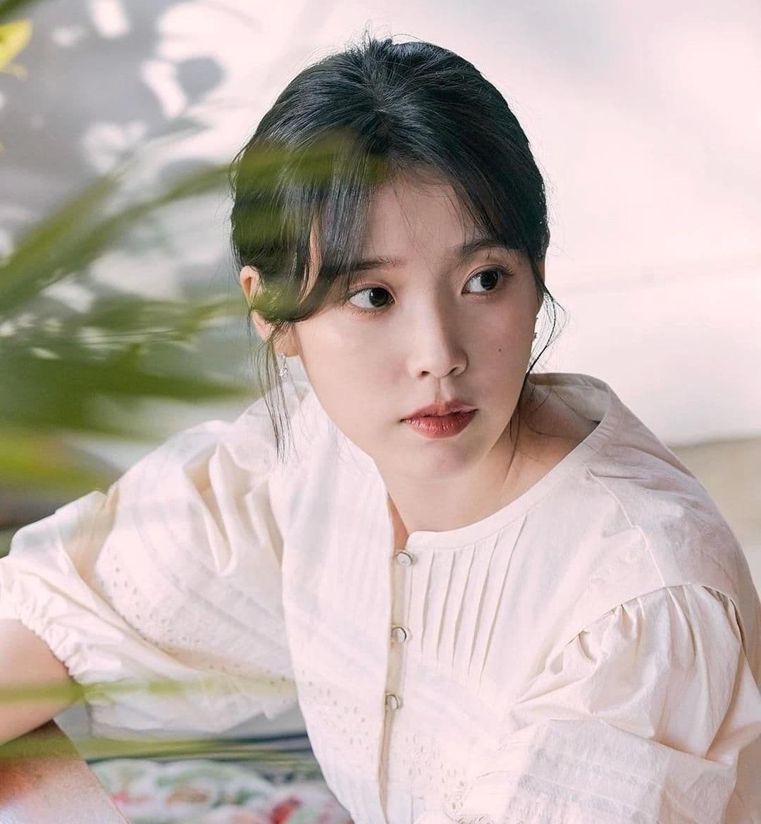 IU với vẻ mặt trầm tư, thể hiện mong muốn tìm kiếm sự bình yên và quyền được 'im lặng' giữa ánh hào quang.