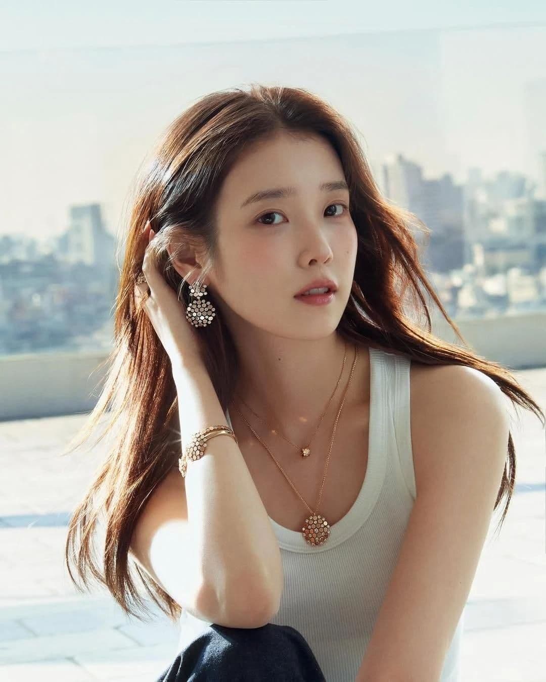 IU với vẻ ngoài thanh lịch và tự tin, phản ánh tầm vóc của một nghệ sĩ đa diện và biểu tượng văn hóa.