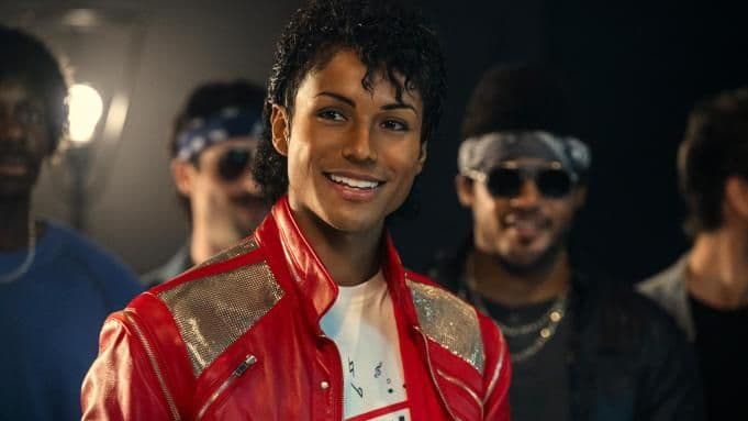 Jaafar Jackson mỉm cười trong vai Michael Jackson trong phim tiểu sử 'Michael'.