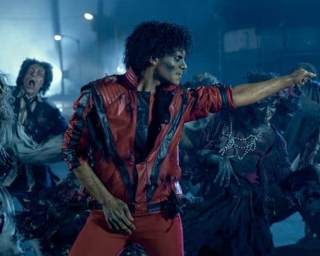Jaafar Jackson trong vai Michael Jackson tái hiện cảnh 'Thriller' trong phim 'Michael'.