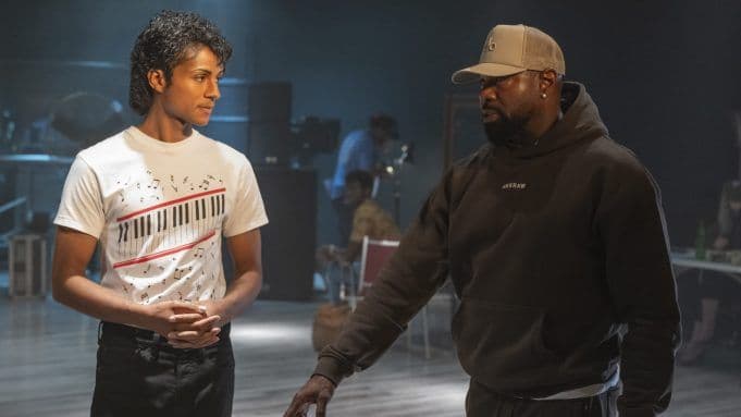 Jaafar Jackson trong vai Michael Jackson và đạo diễn Antoine Fuqua thảo luận về bộ phim 'Michael'.