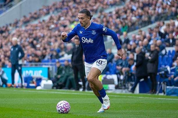 Jack Grealish của Everton dẫn bóng trên sân, thể hiện vai trò kiến tạo