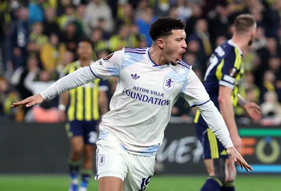 Jadon Sancho của Aston Villa ăn mừng bàn thắng trong trận đấu Europa League, hình ảnh ngôi sao tái sinh.