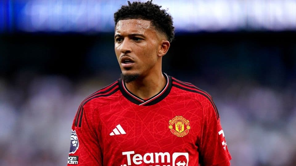 Jadon Sancho trong màu áo Manchester United, thể hiện sự bế tắc trong tương lai của anh.
