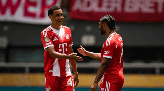Jamal Musiala (trái) mừng bàn cùng Serge Gnabry trong trận Bayern thắng Auckland City 10-0 trên sân TQL, thành phố Cincinnati, bang Ohio, Mỹ, lượt đầu bảng C FIFA Club World Cup ngày 15/6/2025. Ảnh: FC Bayern