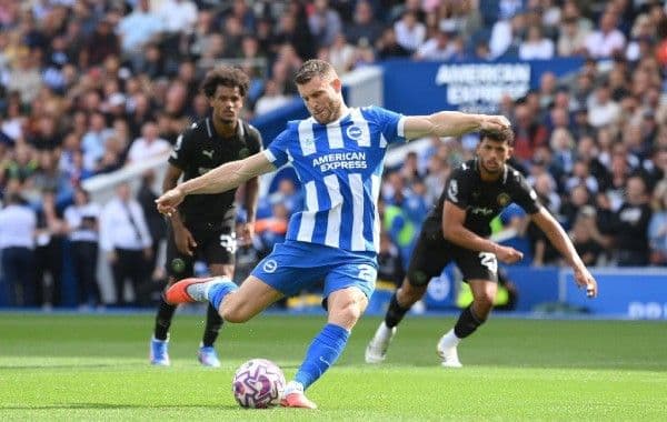 James Milner của Brighton chuẩn bị thực hiện quả phạt đền, gỡ hòa cho đội chủ nhà sau sai lầm của Man City.