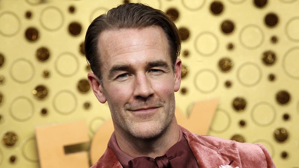 James Van Der Beek, nam diễn viên nổi tiếng với vai Dawson Leery, mỉm cười trong bộ vest hồng.