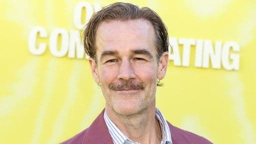 James Van Der Beek với bộ ria mép, thể hiện sự trưởng thành và bản lĩnh trong cuộc chiến với bệnh tật.