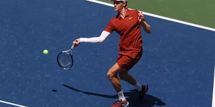 Jannik Sinner đang thi đấu quần vợt tại US Open, thể hiện phong độ cao dù có vết phồng rộp nhỏ ở tay.