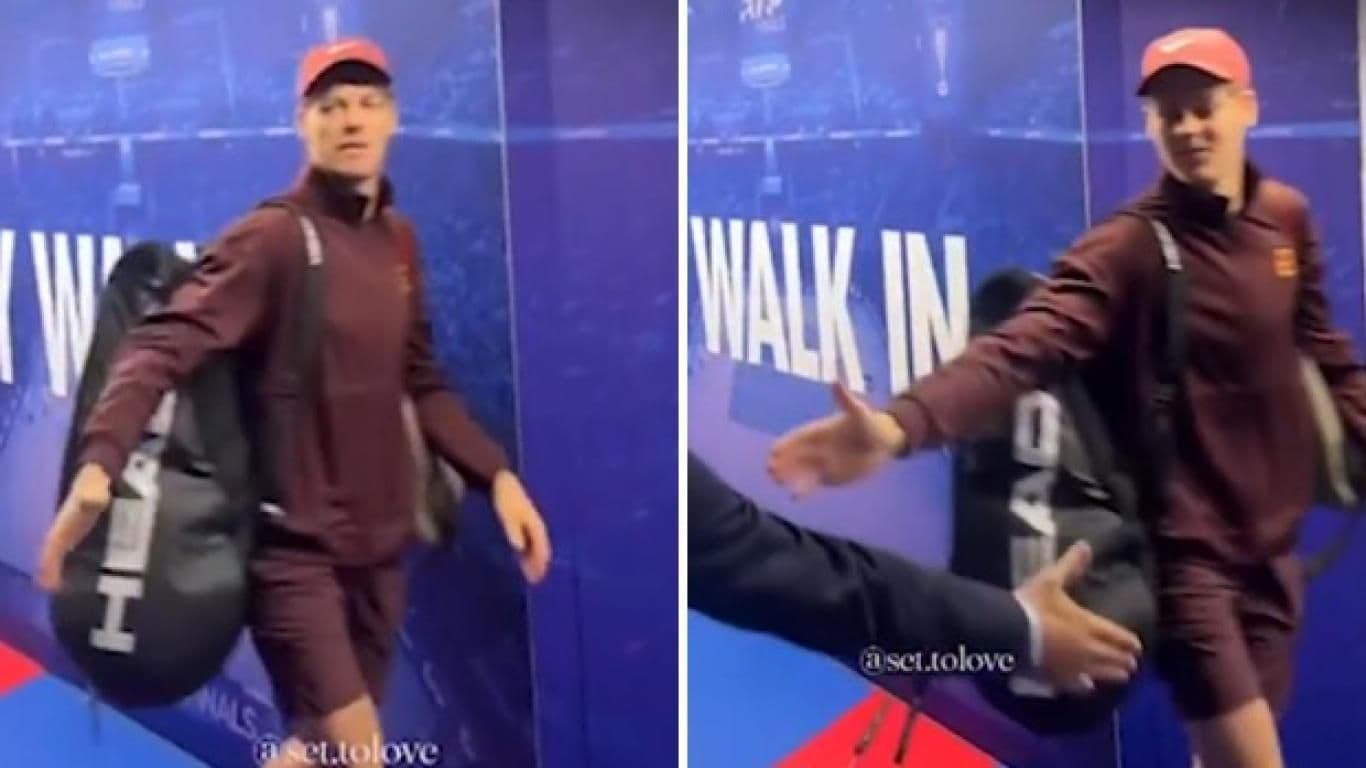 Jannik Sinner bước vào sân đấu tại ATP Finals ở Turin