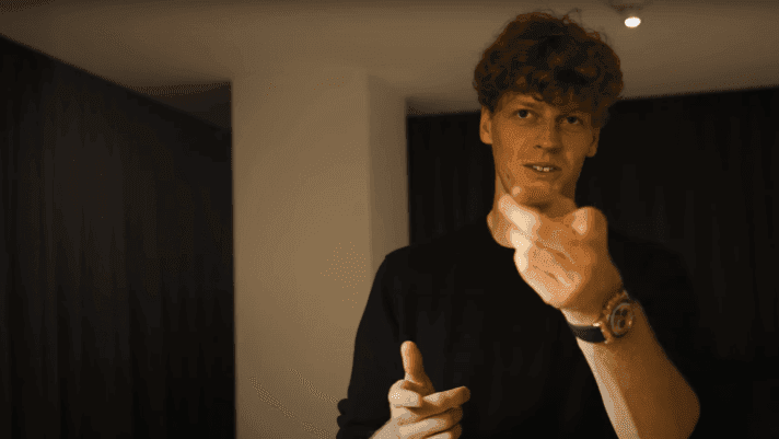 Jannik Sinner chia sẻ quan điểm về thành công trong video YouTube của mình.