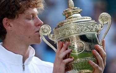 Jannik Sinner hôn cúp vô địch Wimbledon 2025, khẳng định bản lĩnh