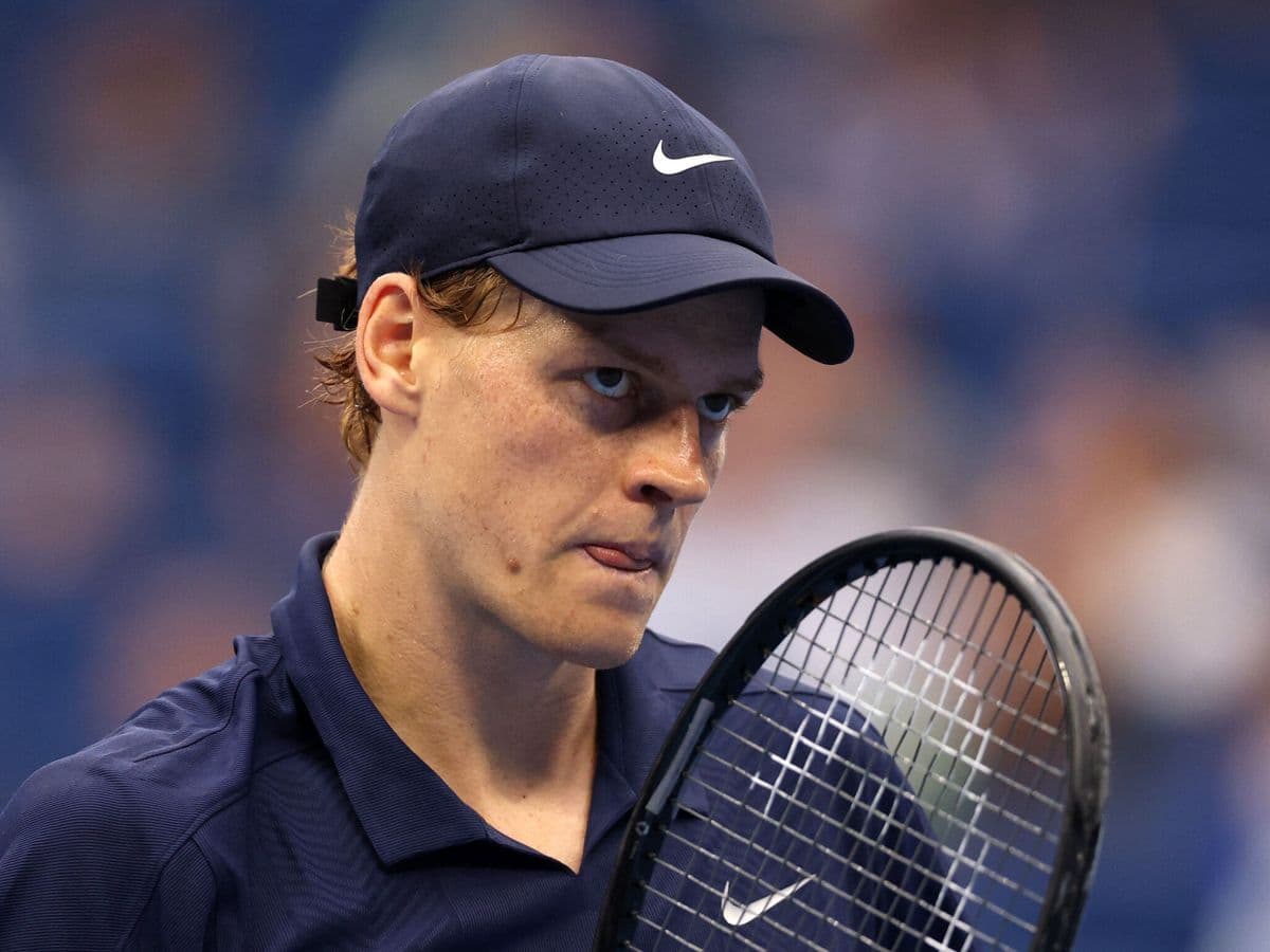 Jannik Sinner, đối thủ của Alcaraz, với vẻ mặt tập trung trên sân đấu.