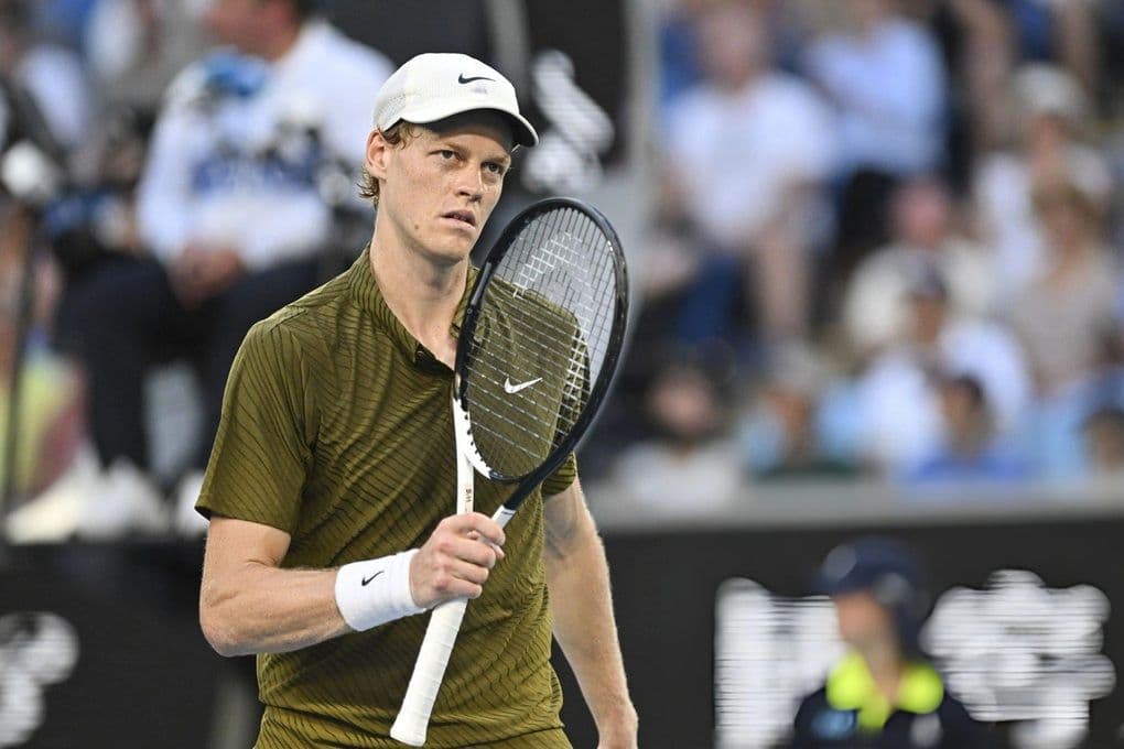 Jannik Sinner điềm tĩnh trên sân đấu Australian Open, thể hiện sự tập trung cao độ