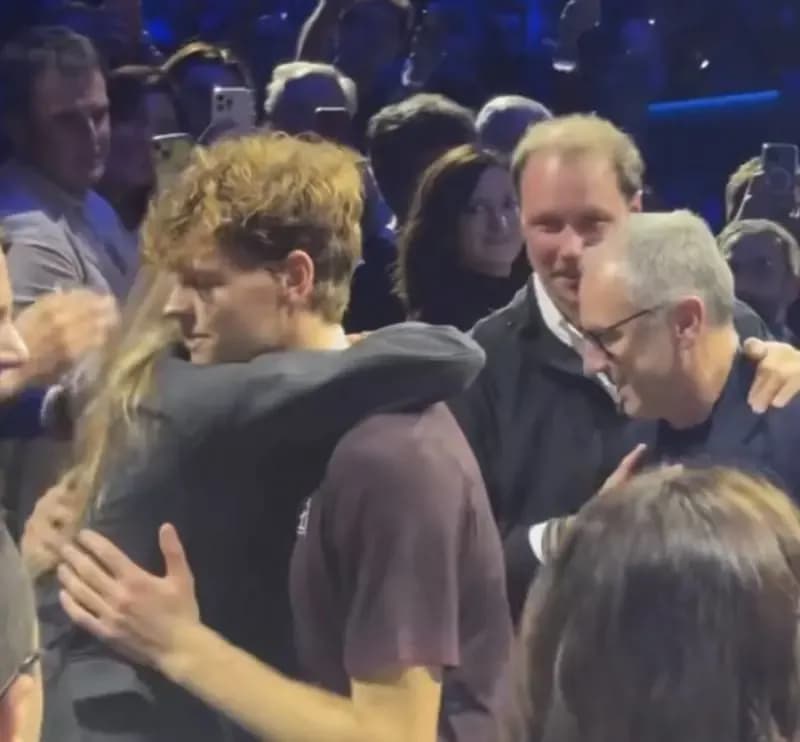 Jannik Sinner ôm người thân sau chiến thắng tại ATP Finals