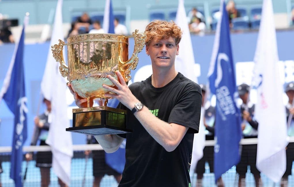Jannik Sinner ăn mừng chức vô địch China Open, mục tiêu Learner Tien hướng tới trong tương lai.