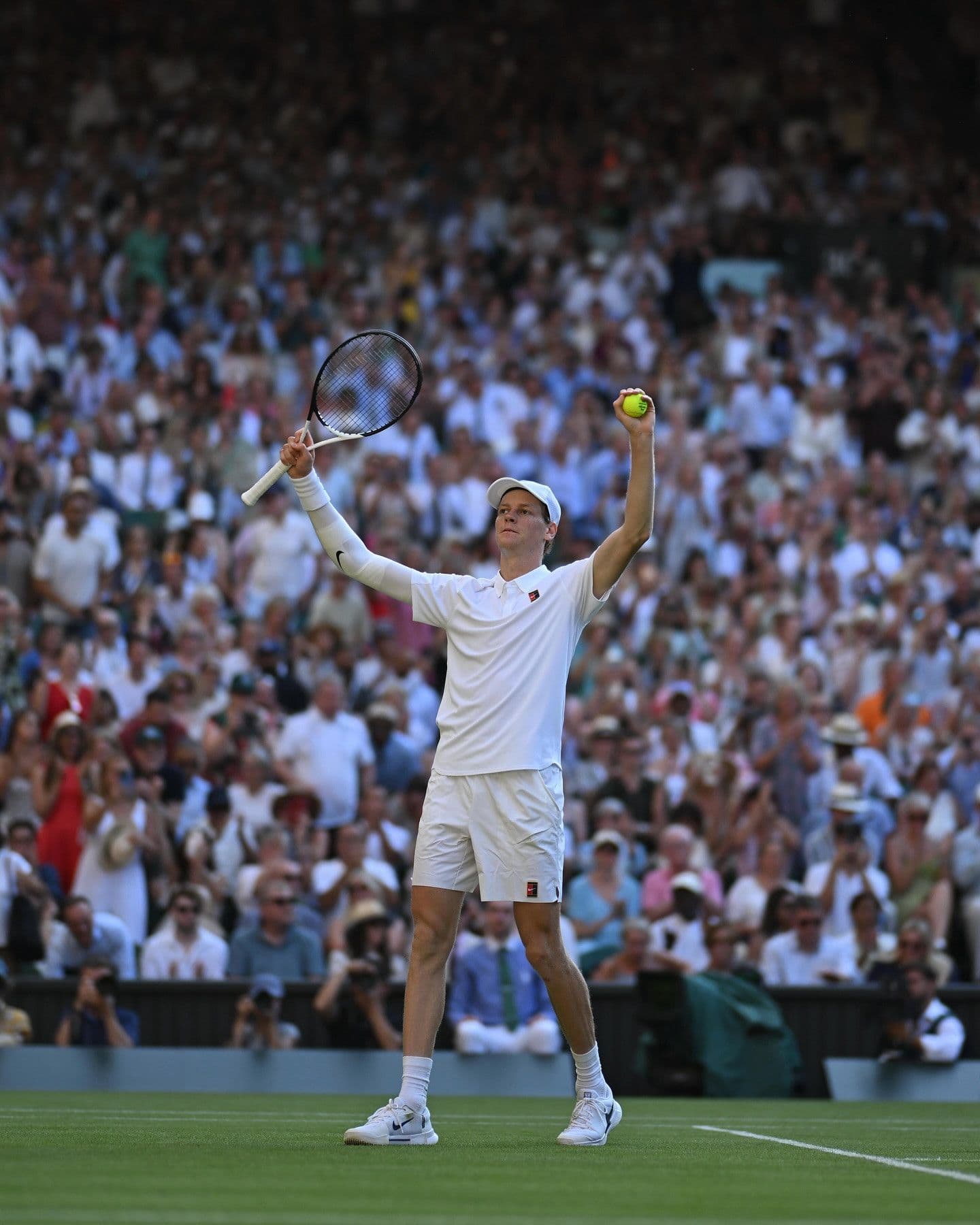 Jannik Sinner ăn mừng chiến thắng, báo hiệu một kỷ nguyên mới đầy hứa hẹn cho quần vợt.