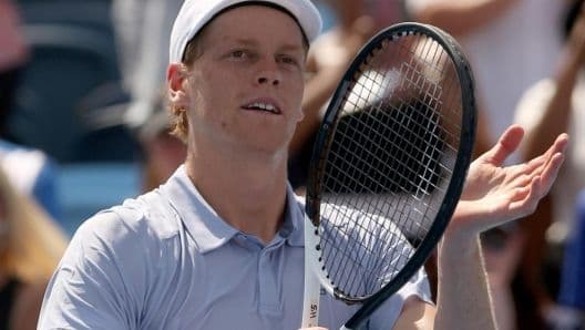Jannik Sinner ăn mừng chiến thắng áp đảo trước Daniel Elahi Galan tại Cincinnati Open.