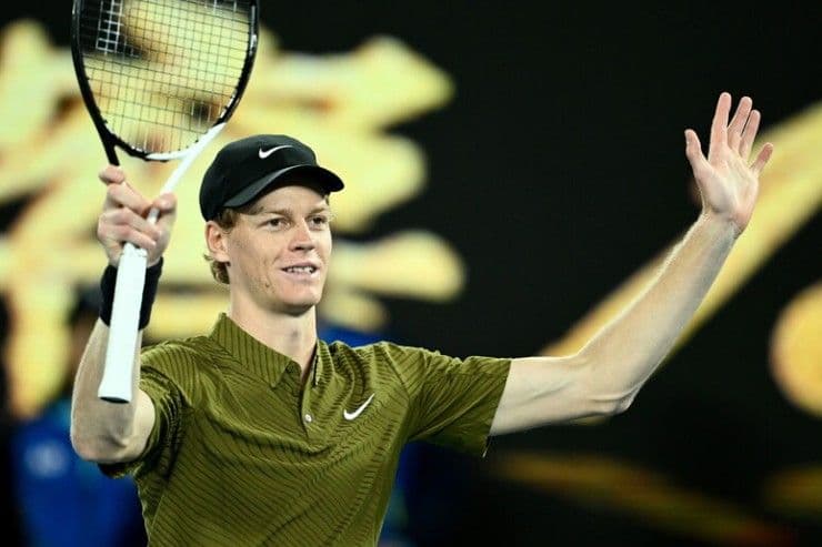 Jannik Sinner ăn mừng chiến thắng tại Australian Open, thể hiện sự kiểm soát tuyệt đối trên sân đấu.