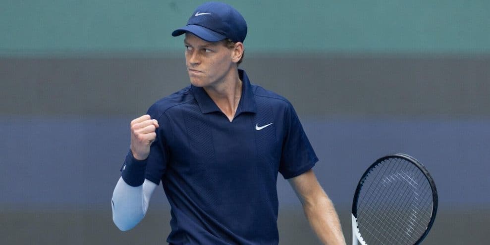 Jannik Sinner ăn mừng chiến thắng trong trận đấu căng thẳng với Alex de Minaur tại Bắc Kinh.