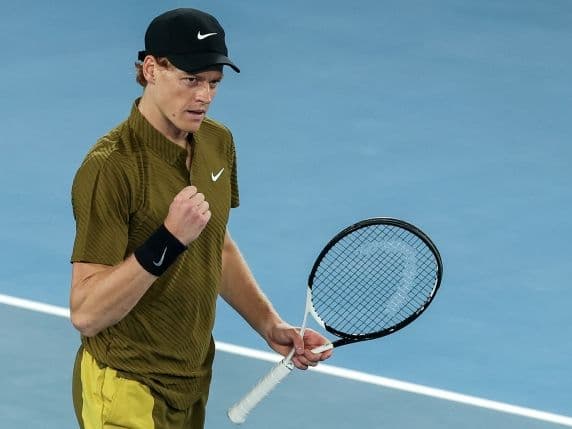 Jannik Sinner ăn mừng hoặc phản ứng trên sân trong trận đấu tại Australian Open.
