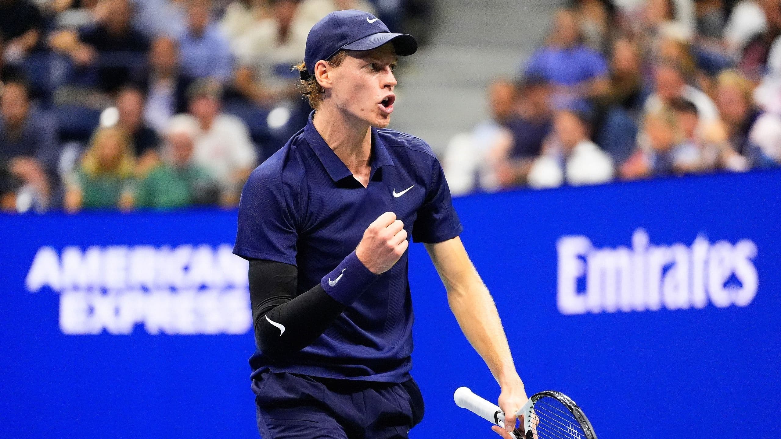 Jannik Sinner ăn mừng trên sân đấu, thể hiện phong độ đỉnh cao trong mùa giải 2025.