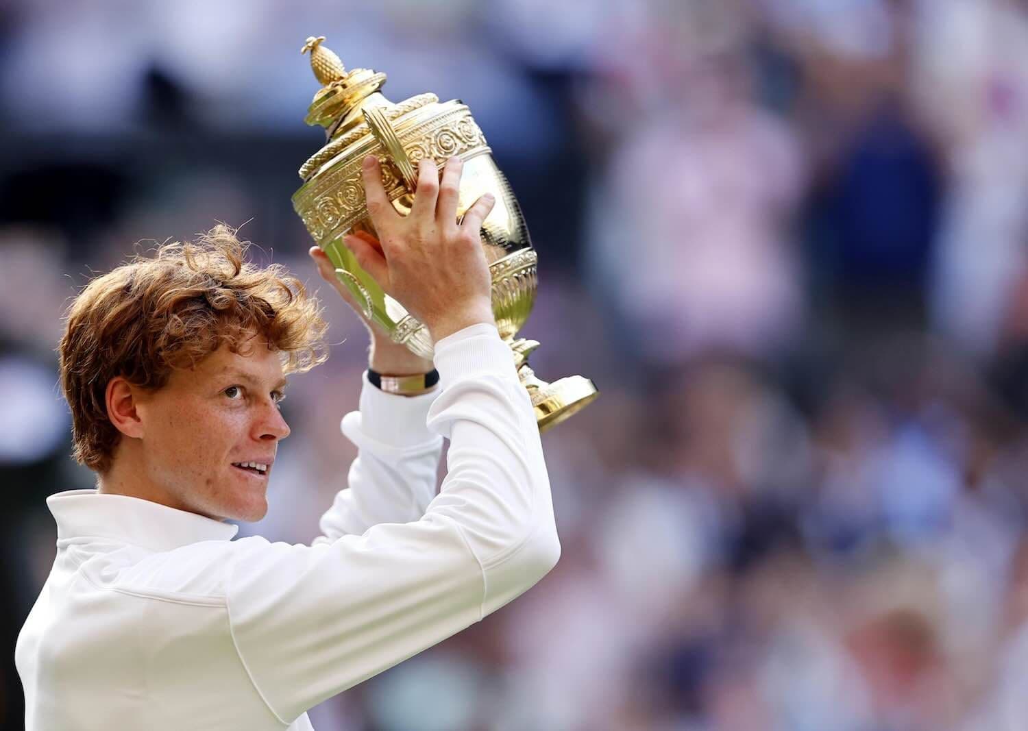 Jannik Sinner nâng cao cúp vô địch Wimbledon, biểu tượng của sự kiên cường và thành công