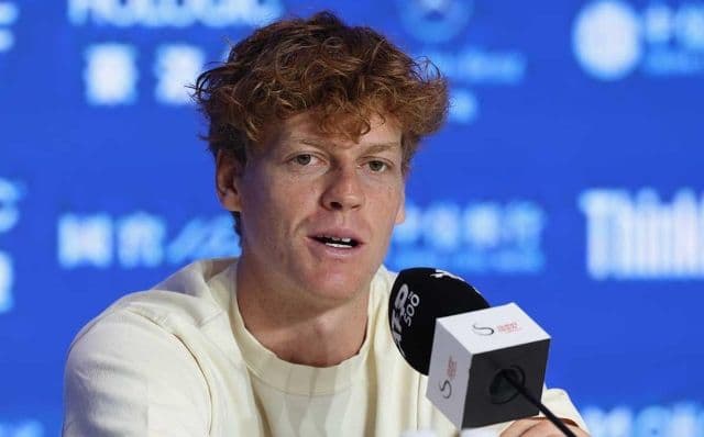 Jannik Sinner phát biểu tại buổi họp báo ở Bắc Kinh, thảo luận về chiến lược thi đấu.