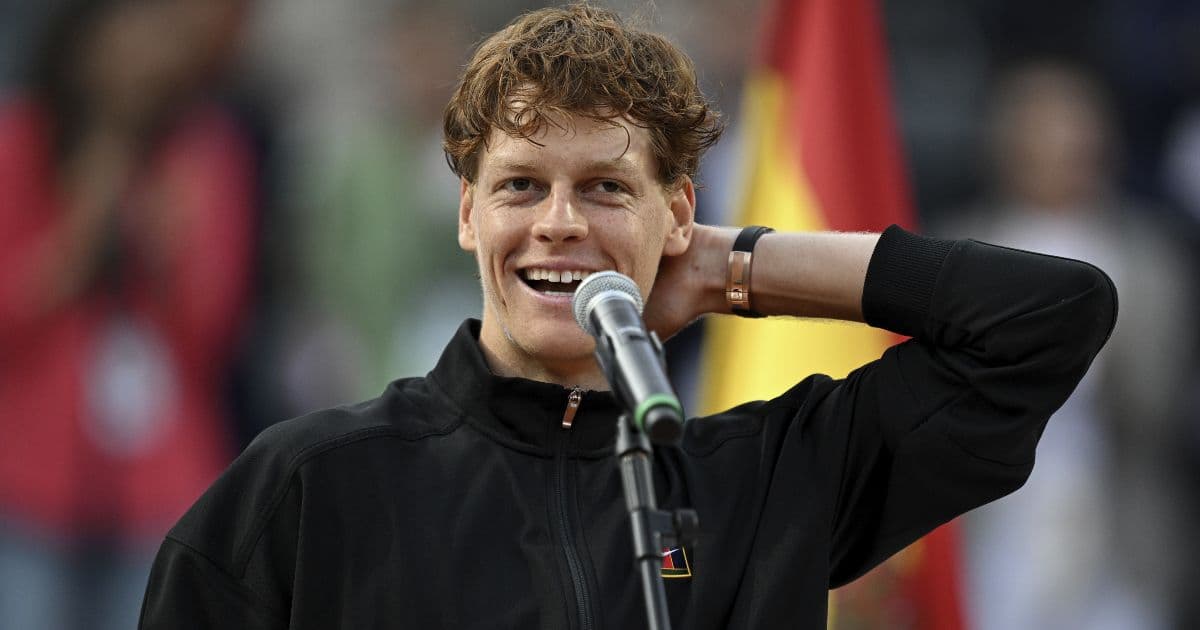 Jannik Sinner phát biểu tại sự kiện quần vợt