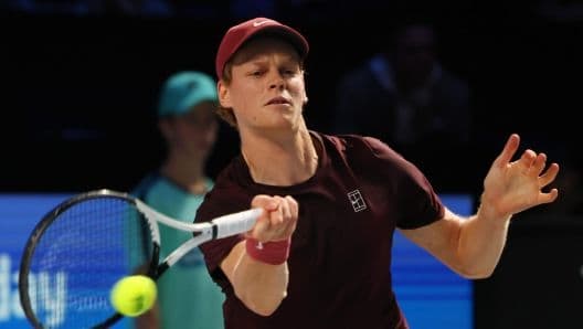 Jannik Sinner thể hiện tốc độ và sức mạnh trên sân đấu, áp đảo đối thủ.