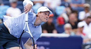 Jannik Sinner thực hiện cú giao bóng mạnh mẽ, minh họa lối chơi đặc trưng.