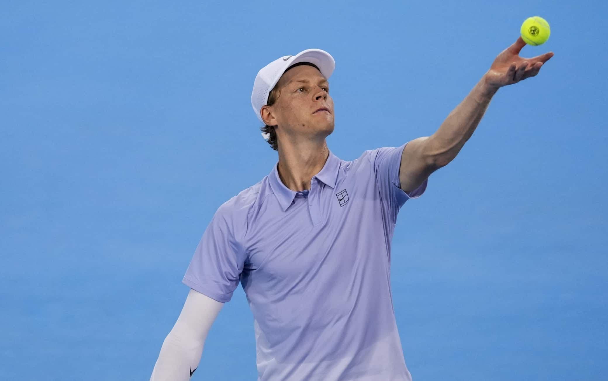 Jannik Sinner thực hiện cú giao bóng mạnh mẽ trên sân cứng