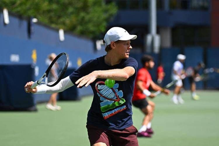 Jannik Sinner thực hiện cú đánh mạnh mẽ tại US Open
