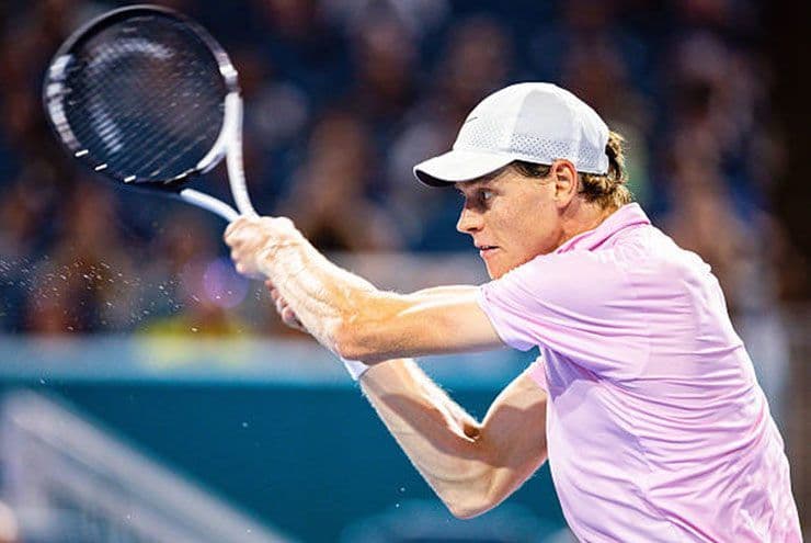 Jannik Sinner thực hiện cú đánh mạnh mẽ trong trận đấu