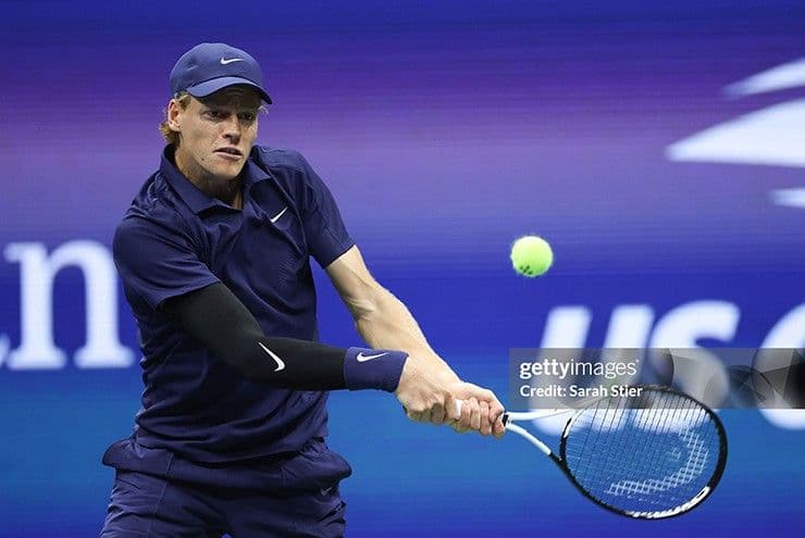 Jannik Sinner thực hiện cú đánh thuận tay mạnh mẽ tại US Open, thể hiện sức mạnh của 'cơn cuồng phong đỏ'.