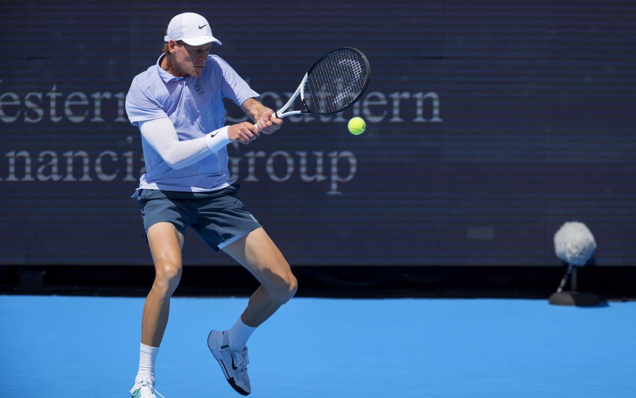 Jannik Sinner thực hiện cú đánh thuận tay trên sân cứng với áo đấu màu băng mới