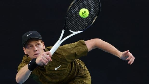 Jannik Sinner thực hiện cú đánh trả trong trận đấu đơn nam tại Australian Open.
