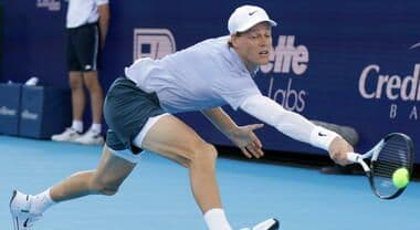 Jannik Sinner thực hiện cú đánh trong buổi tập luyện chuyên sâu.