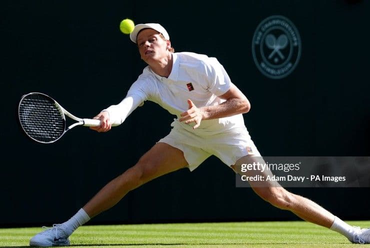 Jannik Sinner thi đấu áp đảo Novak Djokovic tại bán kết Wimbledon 2025.