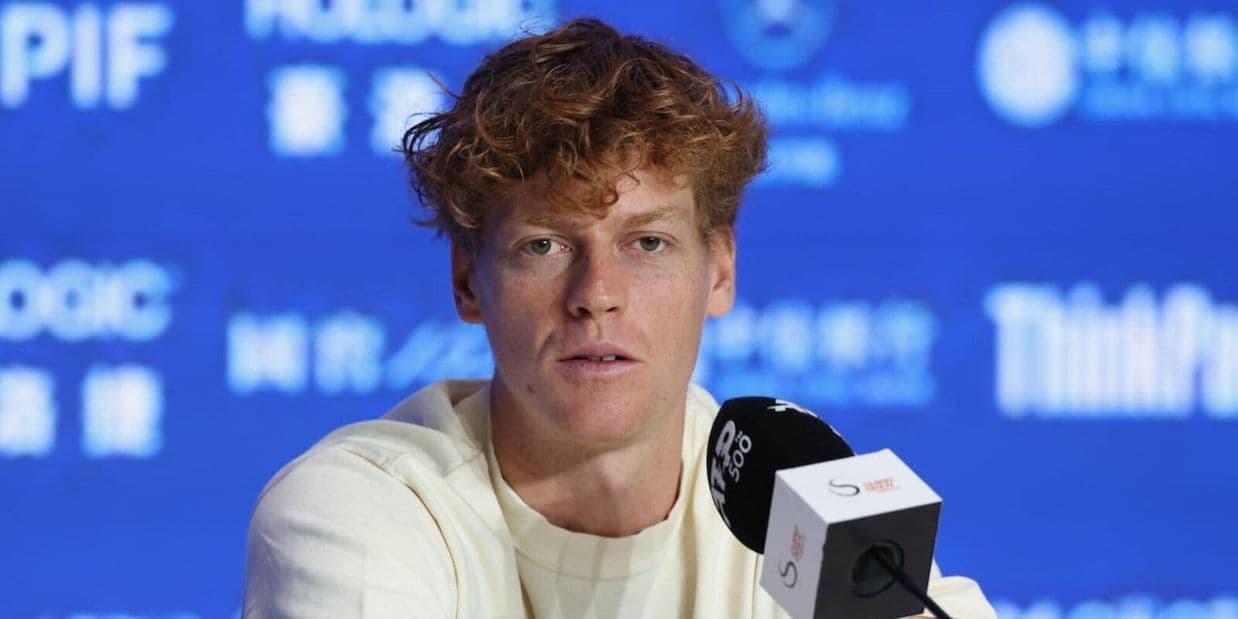 Jannik Sinner tại buổi họp báo ở Trung Quốc, thể hiện quyết tâm chinh phục ngôi vị số 1 thế giới.