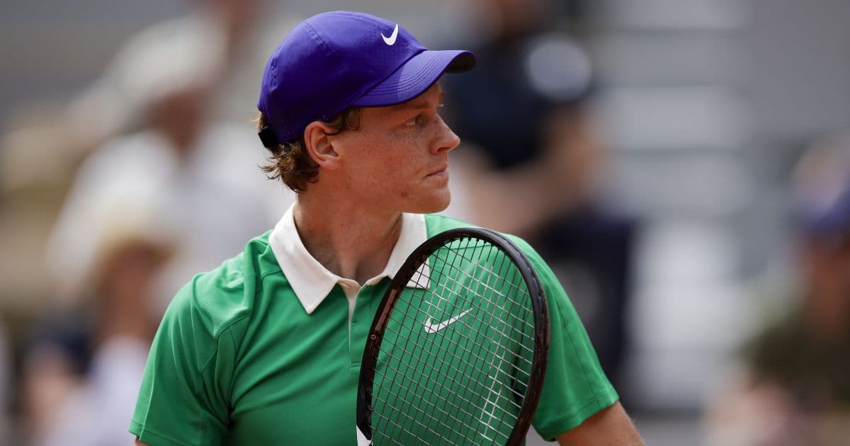 Jannik Sinner tập trung cao độ trong trận đấu quần vợt