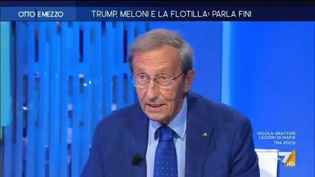 Jannik Sinner tập trung thi đấu trên sân quần vợt tại Bắc Kinh, thể hiện chiến thuật mới.