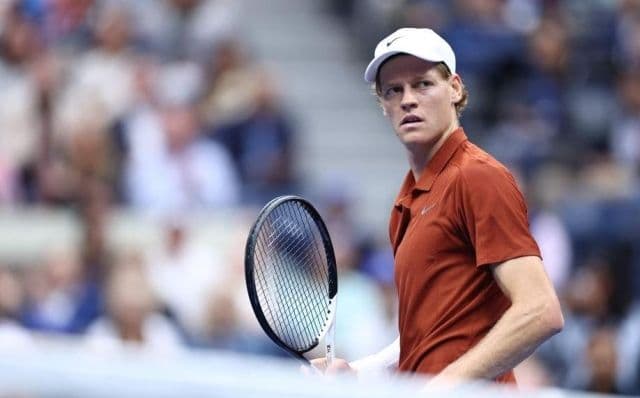 Jannik Sinner tập trung trên sân tennis, thể hiện quyết tâm sau US Open.