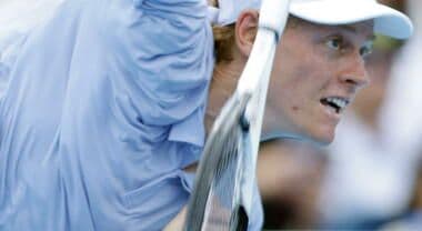 Jannik Sinner tập trung trên sân, thể hiện hành trình vươn lên đỉnh cao.