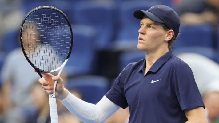 Jannik Sinner tập trung trên sân đấu, thể hiện bản lĩnh thép vượt qua thử thách.