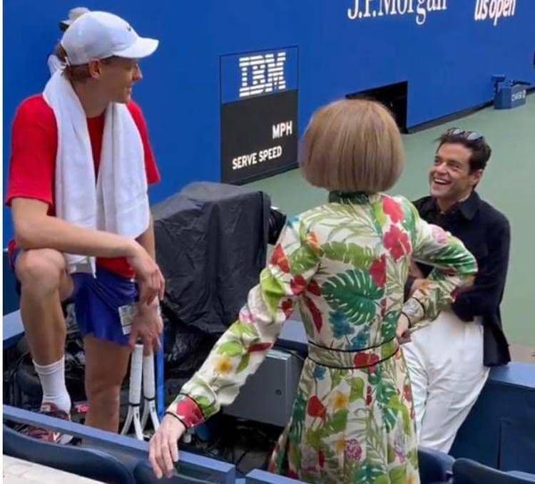 Jannik Sinner trò chuyện cùng Anna Wintour và Rami Malek tại giải đấu, thể hiện sự điềm tĩnh và khả năng xử lý áp lực.