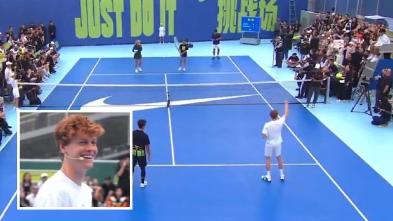 Jannik Sinner trên sân tennis tại Bắc Kinh, với khán giả và biểu ngữ Trung Quốc.