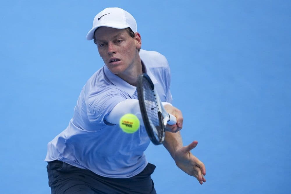 Jannik Sinner trên sân đấu thể hiện sự tập trung và quyết tâm.