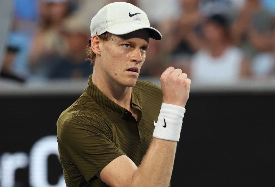 Jannik Sinner trên sân đấu, thể hiện sự tập trung và quyết tâm trong những vòng đầu tiên của Australian Open 2026.